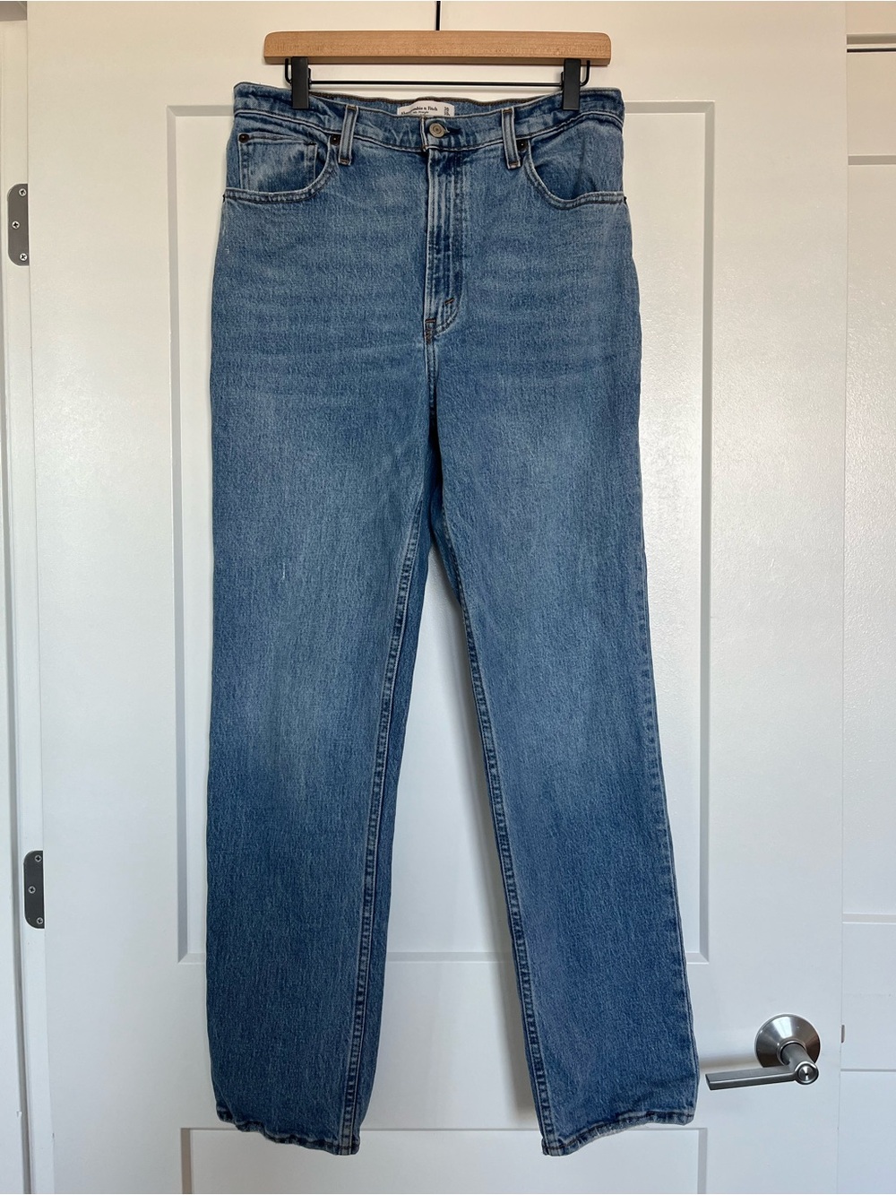 Abercrombie & Fitch Ultra High Rise 90s Straight Jeans Medium Wash Size 30 Long